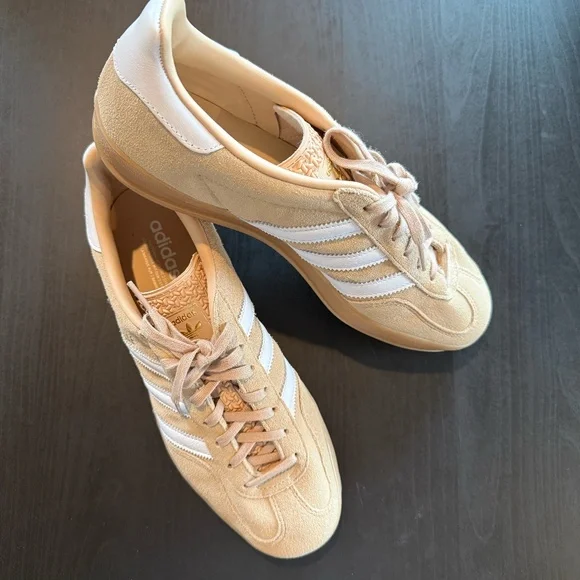 Womens Addidas Gazelle Shoe, Size 9.5 - Picture 2 of 4